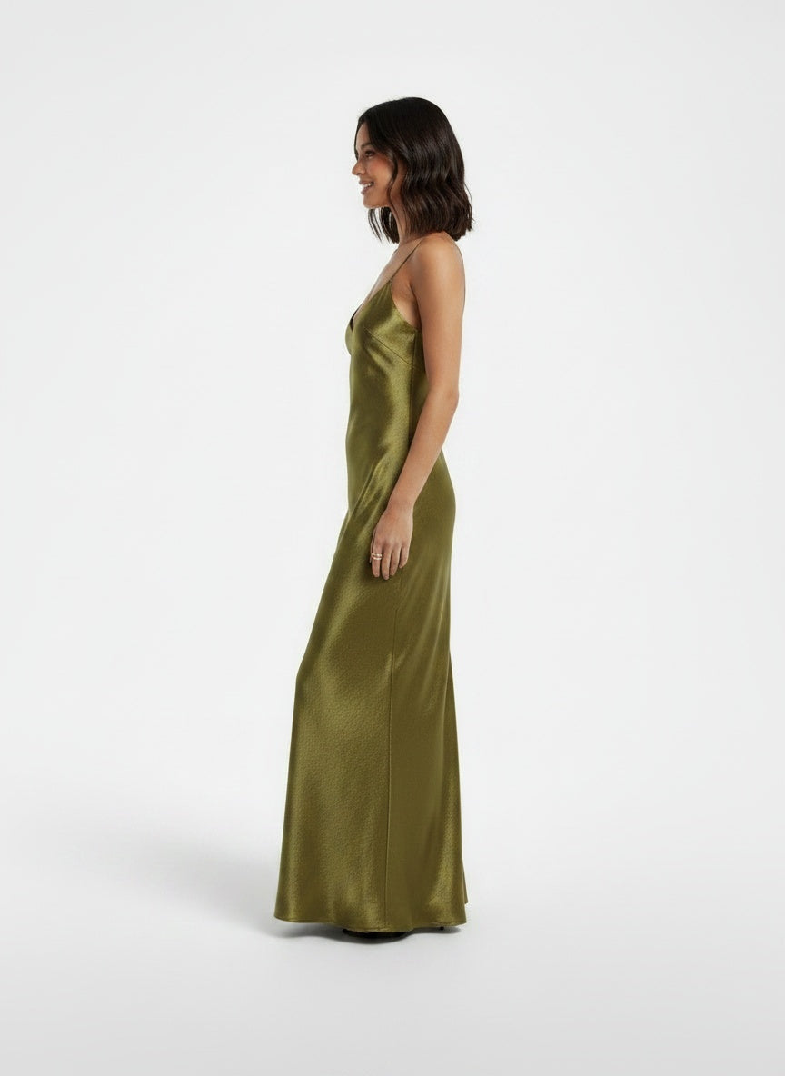 Side profile of the model wearing Vestido Lencero Satinado Verde Oliva
