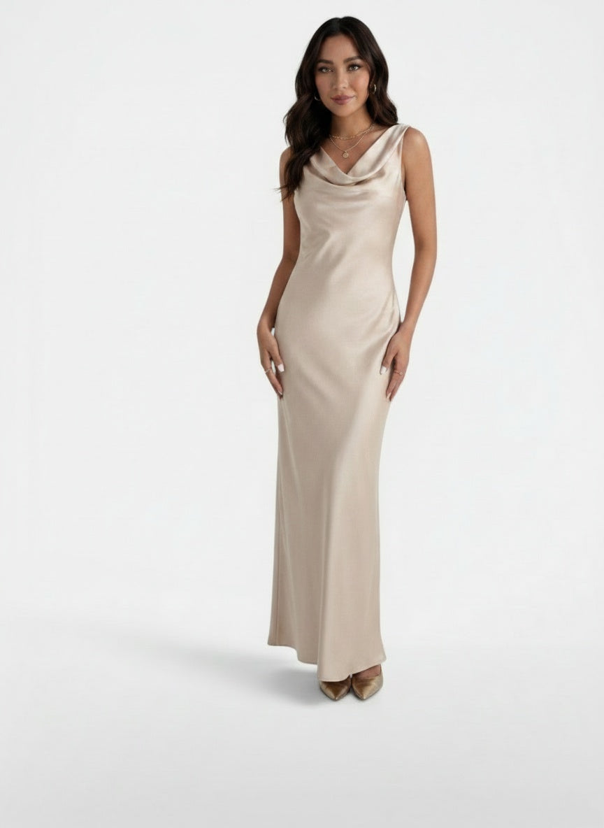 Full body view of the model wearing Vestido Largo Satinado Mujer Elegante