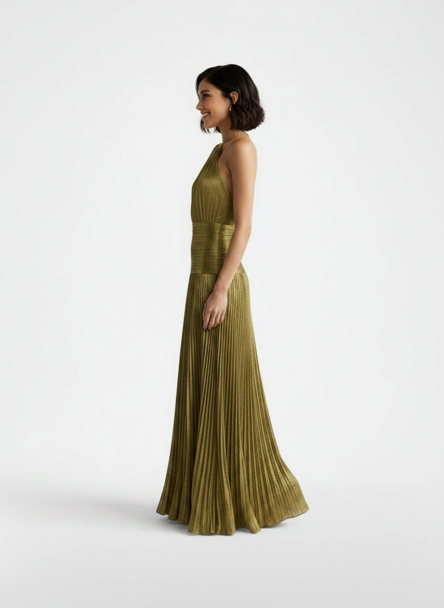 Side profile of the model wearing Vestido Halter Plisado con Abertura