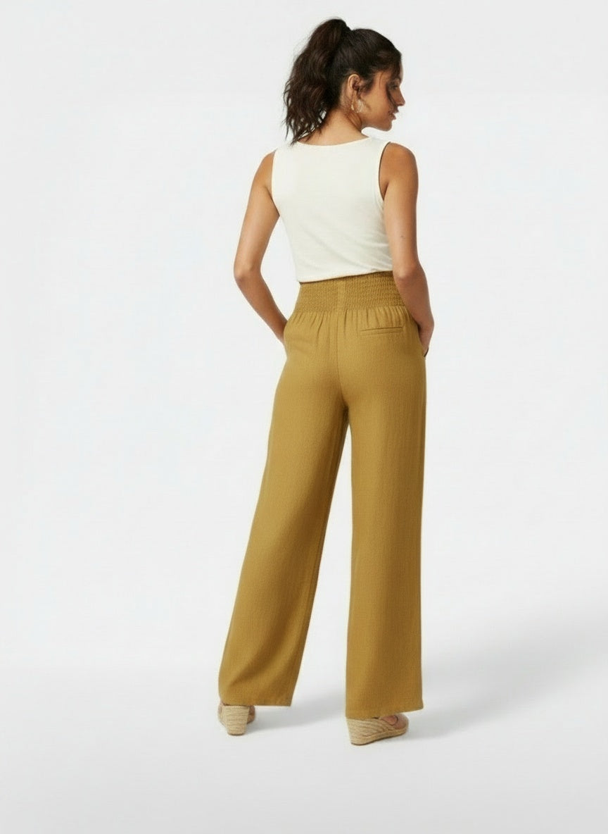 Back pose of the model wearing Pantalón Lino Algodón Cintura Alta