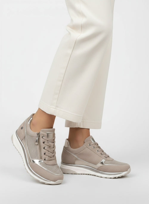 Close-up lower legs and shoes of the model wearing Zapatos Ortopédicos Mujer Plataforma Brillante