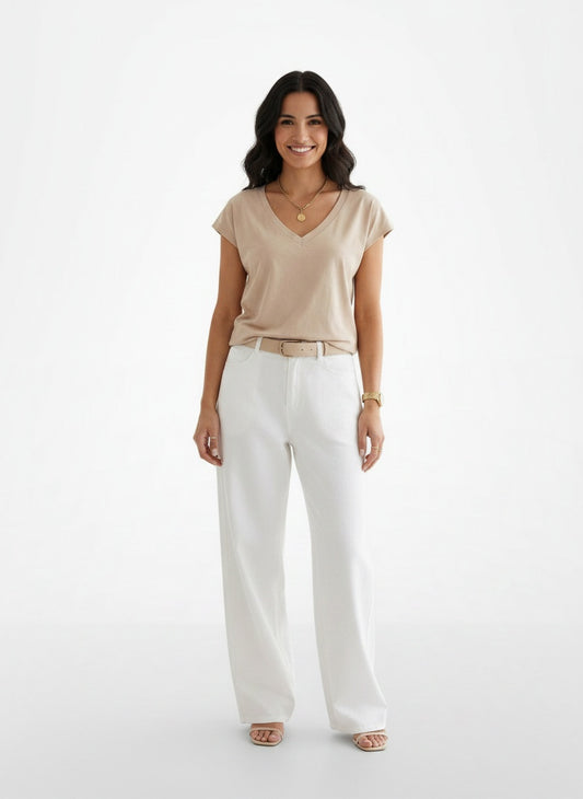 Full body view of the model wearing Camiseta Mujer Primavera Manga Corta Escote V