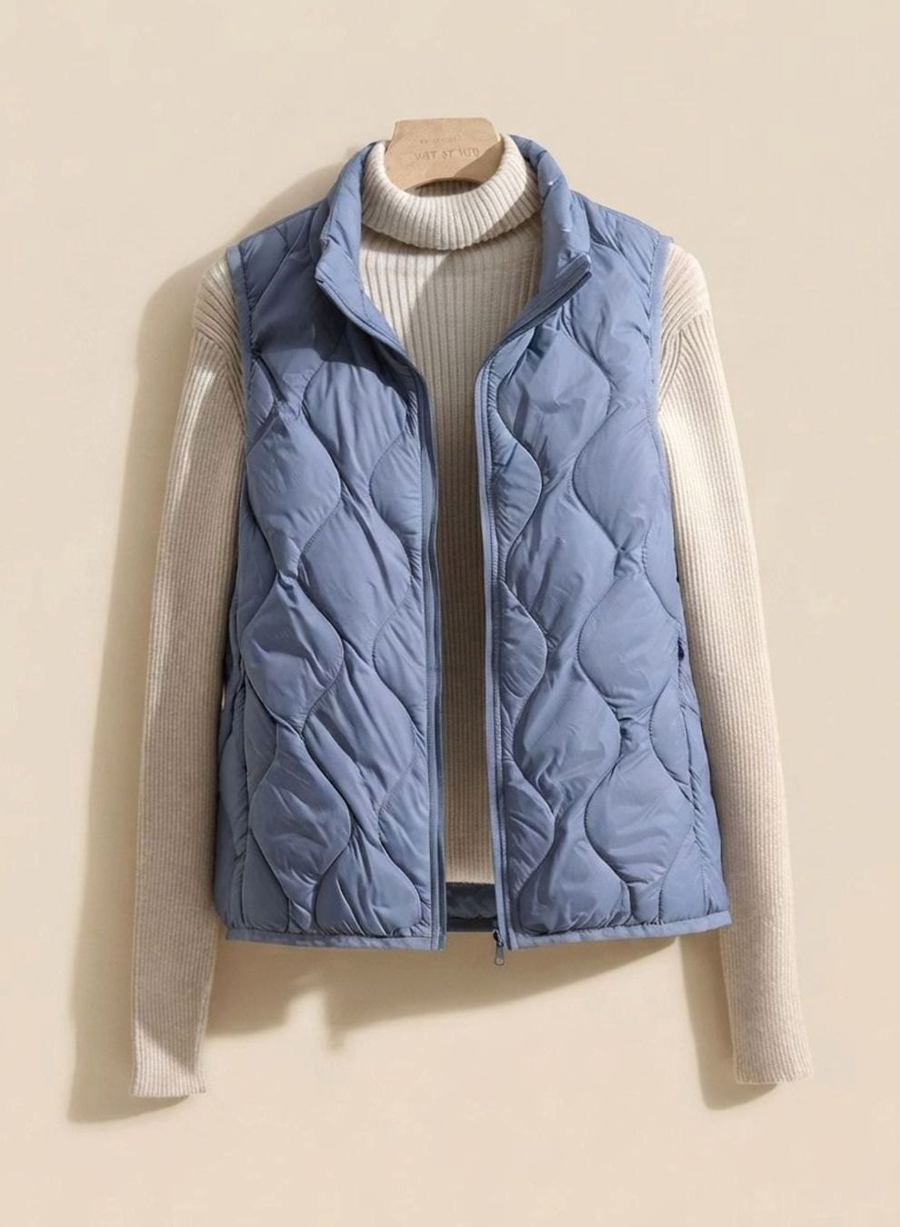 Chaleco acolchado mujer con cuello alto y cremallera ondulada 6