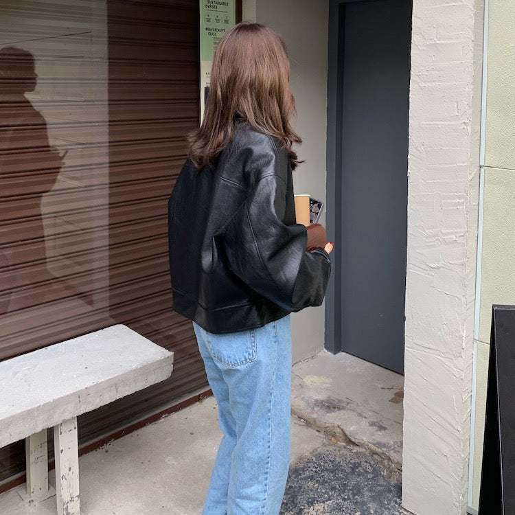 Chaqueta de piel mujer corta con solapa y corte holgado 5