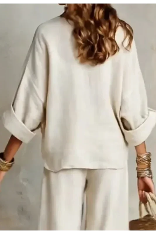 Conjunto fluido con blusa de escote en V y pantalón ancho 8
