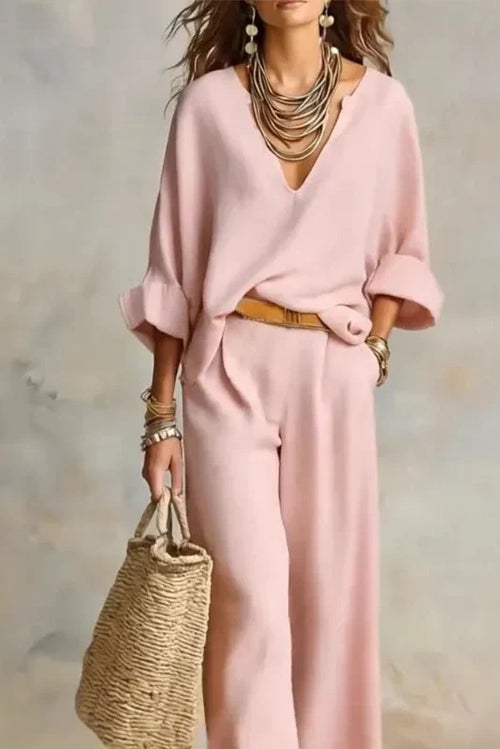 Conjunto fluido con blusa de escote en V y pantalón ancho 9
