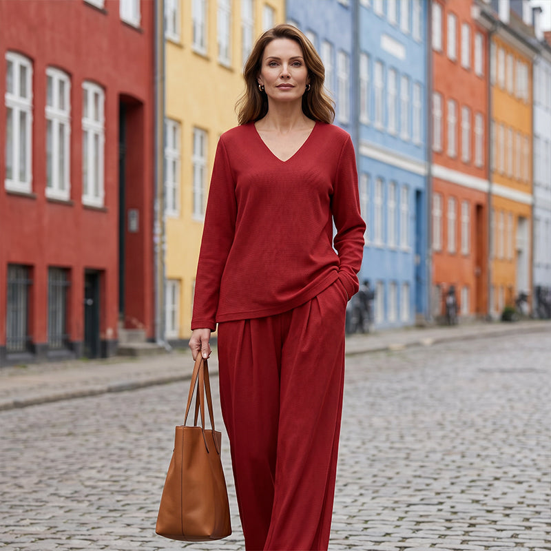 Conjunto fluido con blusa de escote en V y pantalón ancho elegante 18
