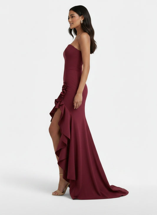 Side profile of the model wearing Vestido Palabra de Honor Asimétrico para Mujer Elegante