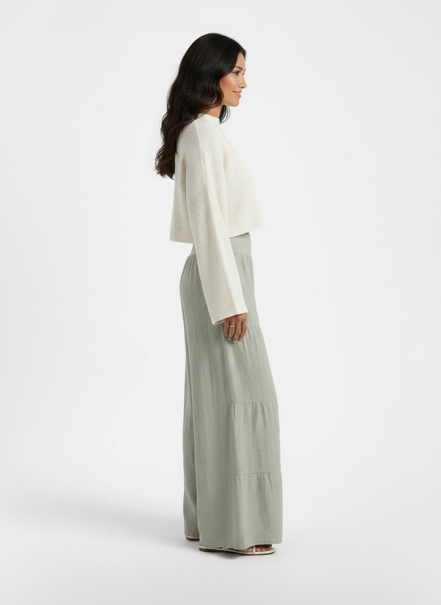 Side profile of the model wearing Pantalón Lino Mujer Ancho