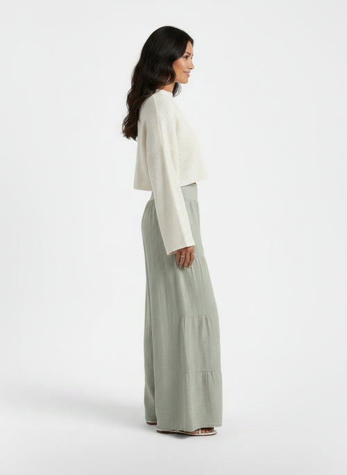 Side profile of the model wearing Pantalón Lino Mujer Ancho