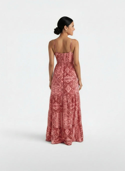 Back pose of the model wearing Vestido Largo Boho Mujer Tirantes Verano