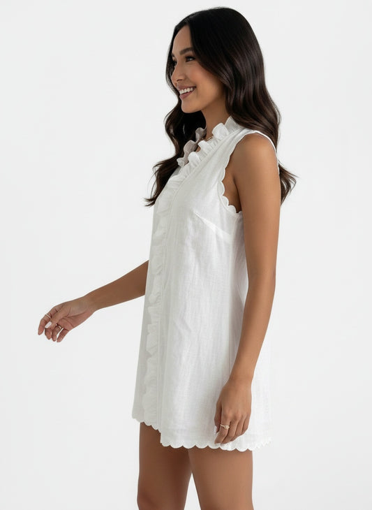 Side profile of the model wearing Vestido Corto Verano Mujer Lino