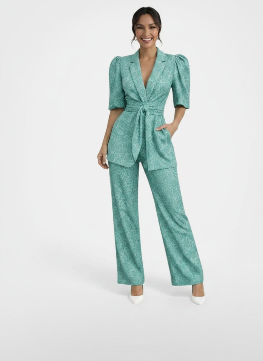Full body view of the model wearing Conjunto Mujer Dos Piezas Elegante