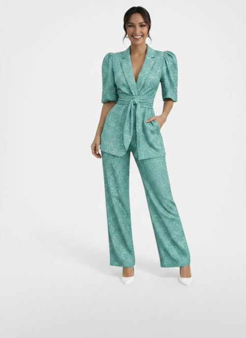 Full body view of the model wearing Conjunto Mujer Dos Piezas Elegante