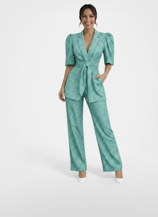 Full body view of the model wearing Conjunto Mujer Dos Piezas Elegante