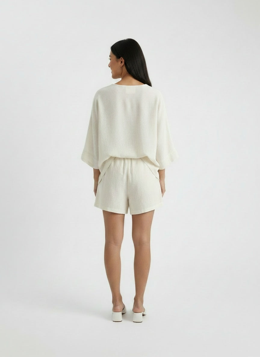 Back pose of the model wearing Shorts Mujer Lino Verano