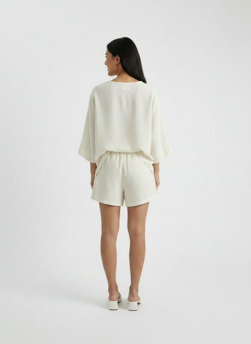Back pose of the model wearing Shorts Mujer Lino Verano