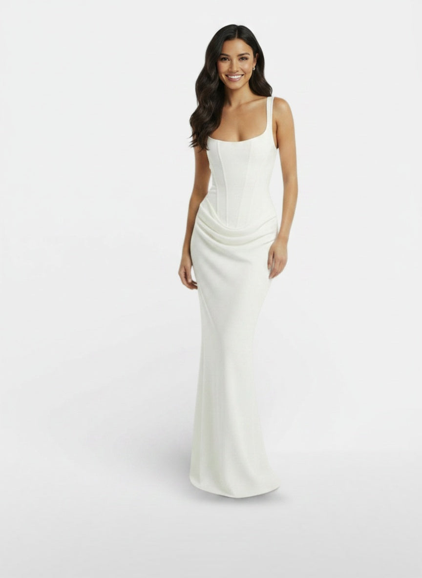 Full body view of the model wearing Vestido Ajustado Espalda Descubierta