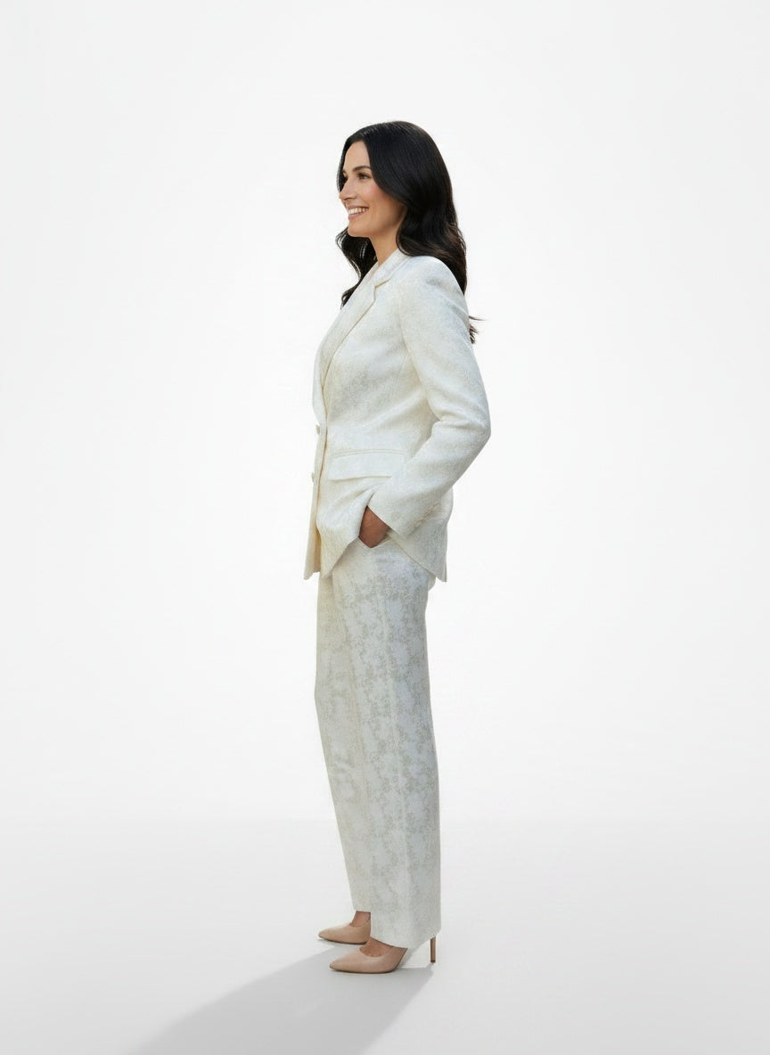 Side profile of the model wearing Conjunto Blazer y Pantalón Wide Leg para Mujer