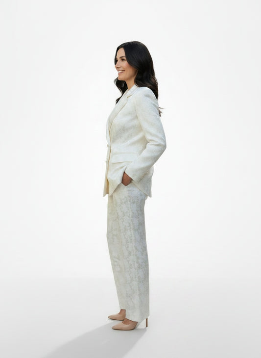 Side profile of the model wearing Conjunto Blazer y Pantalón Wide Leg para Mujer