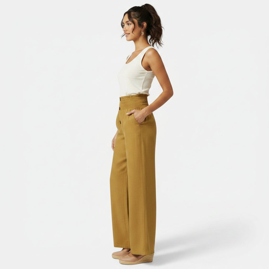 Side profile of the model wearing Pantalón Lino Algodón Cintura Alta