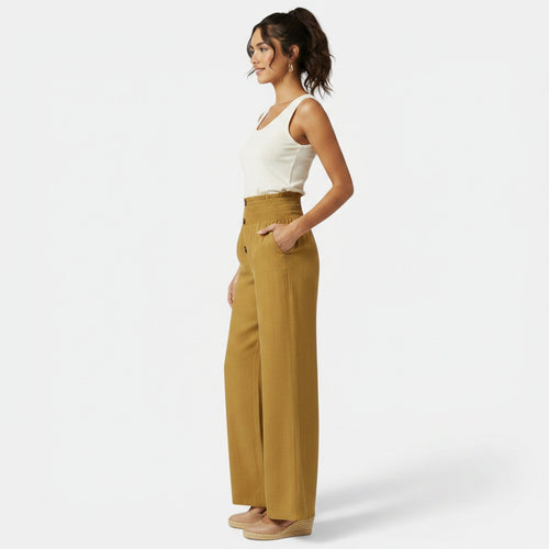 Side profile of the model wearing Pantalón Lino Algodón Cintura Alta