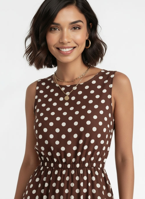 Close-up of the model wearing Vestido Midi Lunares Verano Mujer