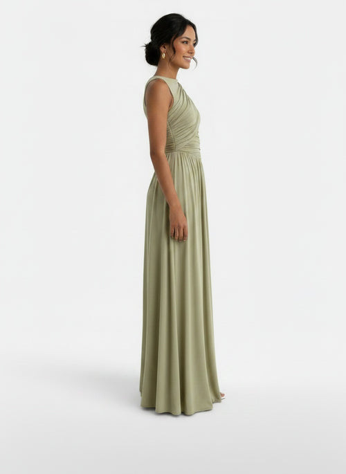 Side profile of the model wearing Vestido Invitada Boda Verde