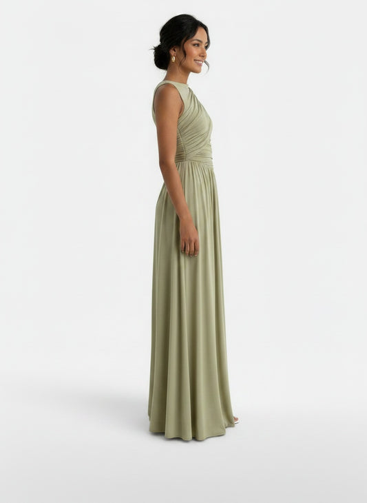 Side profile of the model wearing Vestido Invitada Boda Verde