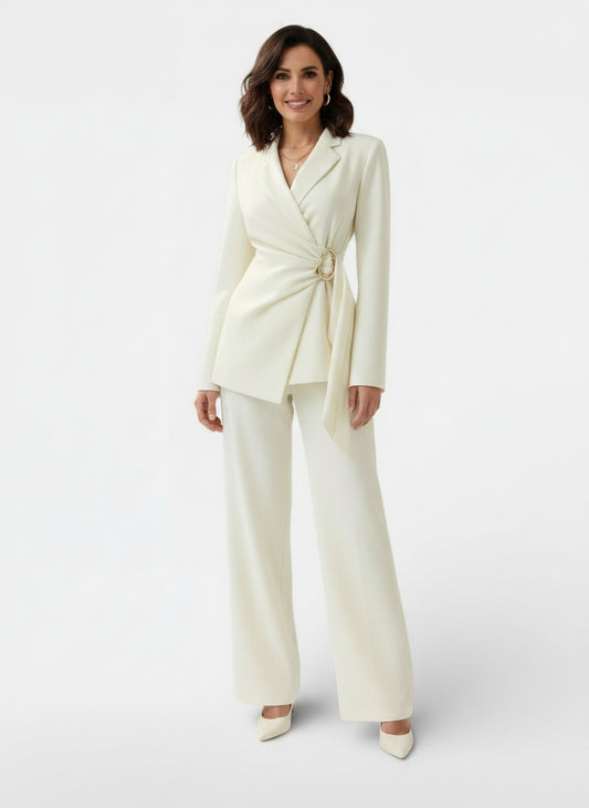 Full body view of the model wearing Conjunto Traje Mujer Blazer con Cordones