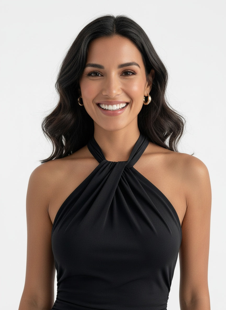 Close-up of the model wearing Vestido Largo Halter Elegante Mujer