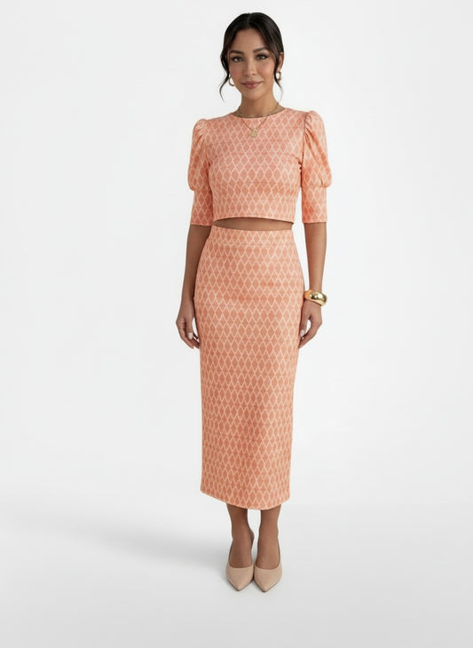 Full body view of the model wearing Conjunto Mujer 2 Piezas Top Corto y Falda con Abertura