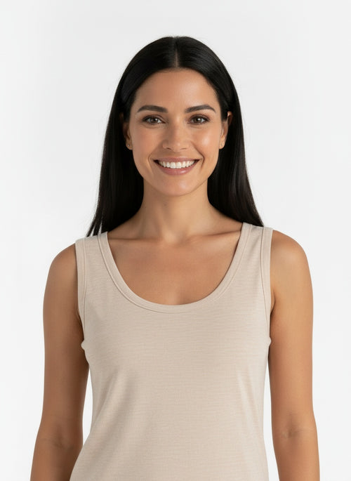Close-up of the model wearing Top Mujer Sin Mangas Verano