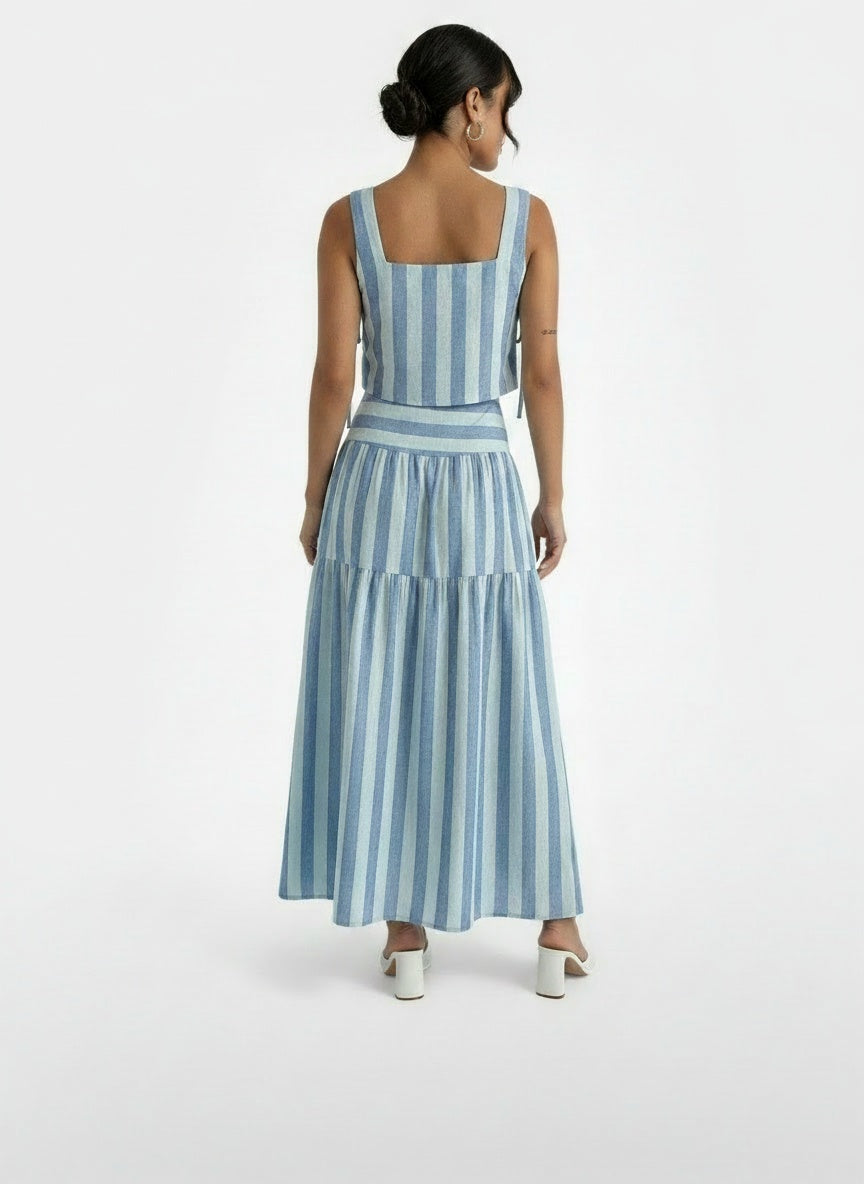 Back pose of the model wearing Vestido Rayas Azul Maxi Dos Piezas