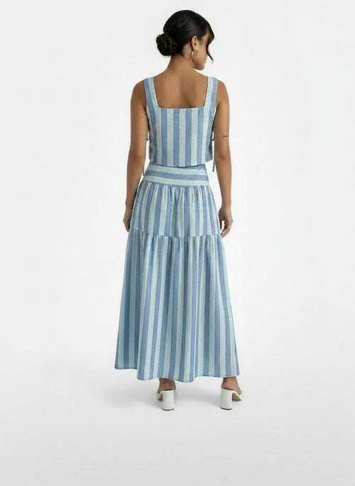 Back pose of the model wearing Vestido Rayas Azul Maxi Dos Piezas