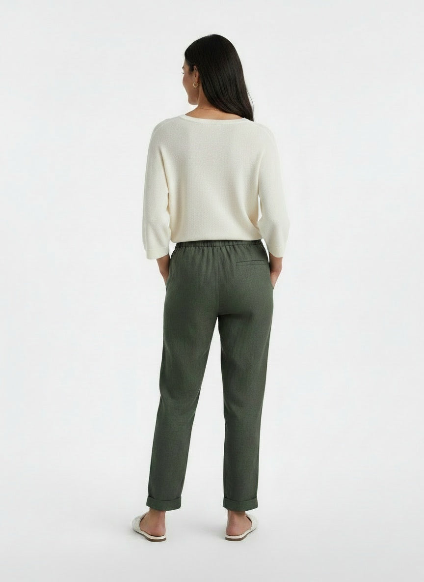 Back pose of the model wearing Pantalón Lino Mujer Cintura Alta