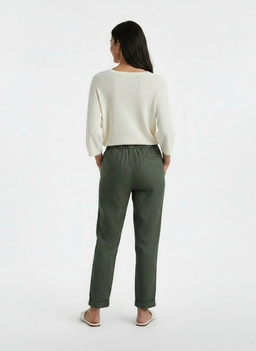 Back pose of the model wearing Pantalón Lino Mujer Cintura Alta