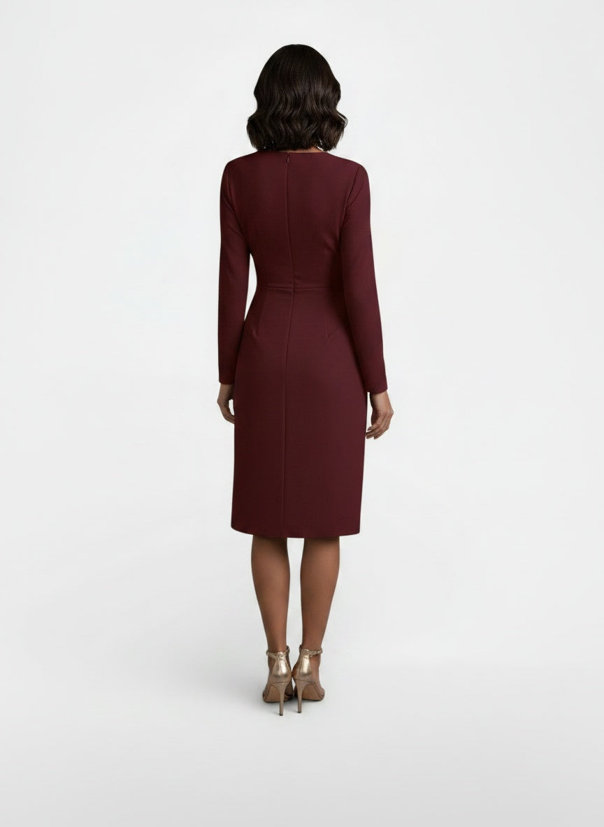 Back pose of the model wearing Vestido Midi Elegante de Mujer con Escote en V