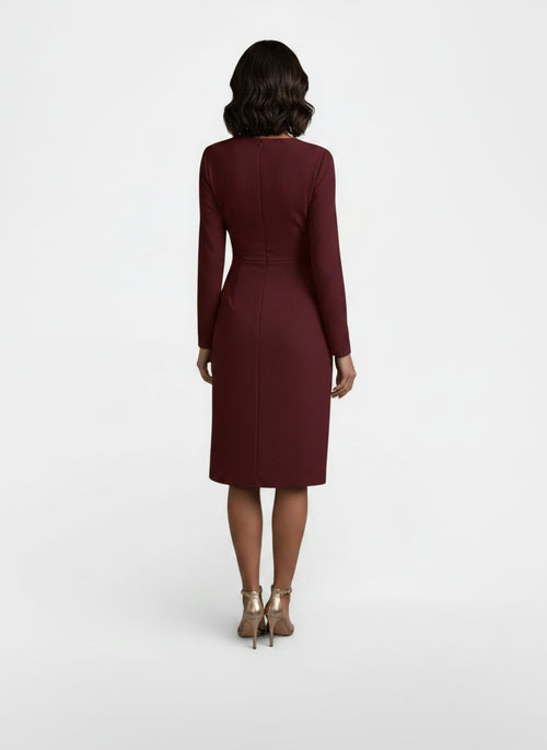 Back pose of the model wearing Vestido Midi Elegante de Mujer con Escote en V