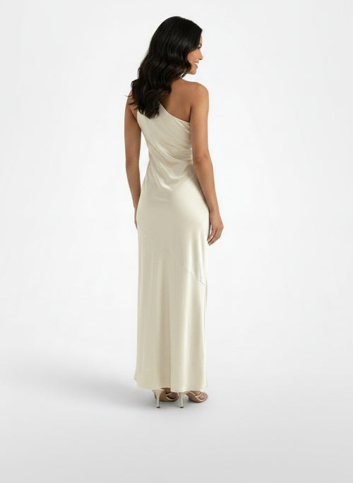 Back pose of the model wearing Vestido Largo Encaje Espalda Abierta