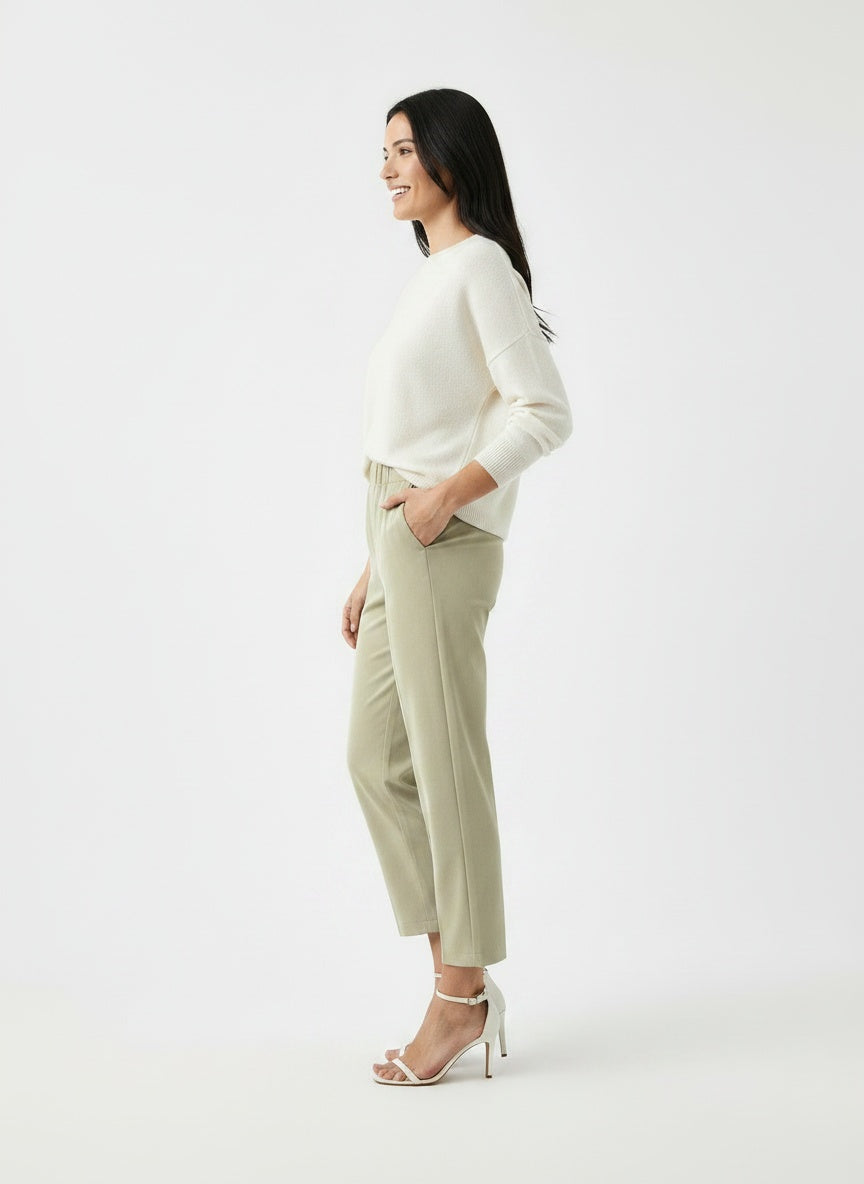 Side profile of the model wearing Pantalón Largo Tobillero para Mujer