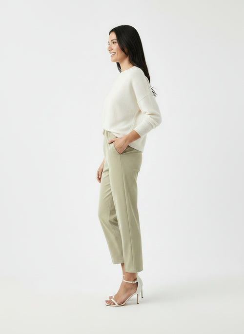 Side profile of the model wearing Pantalón Largo Tobillero para Mujer