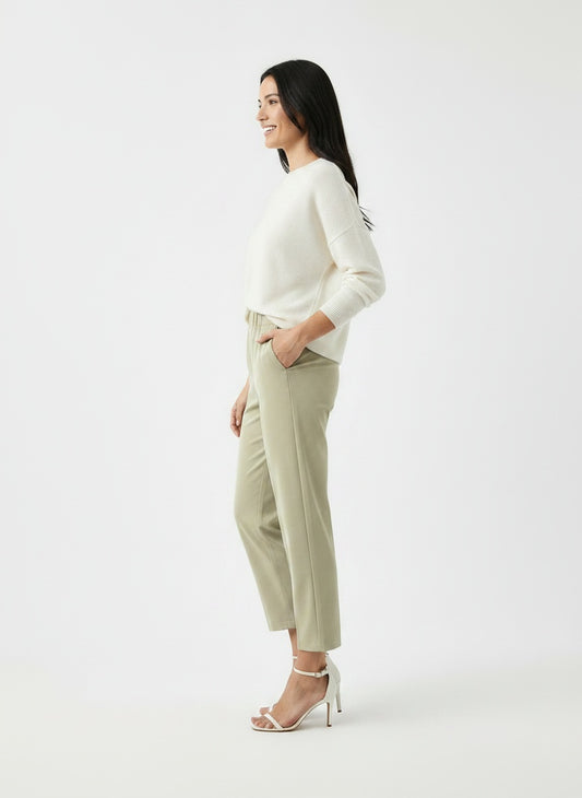 Side profile of the model wearing Pantalón Largo Tobillero para Mujer