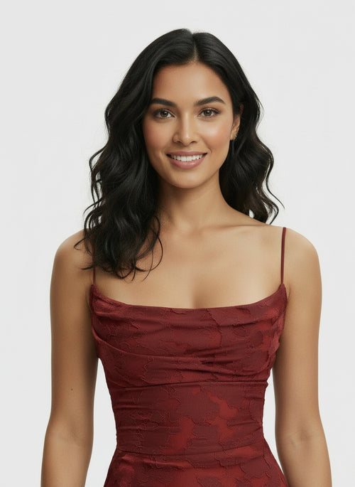 Close-up of the model wearing Vestido Largo Fiesta Mujer Floral Espalda Abierta