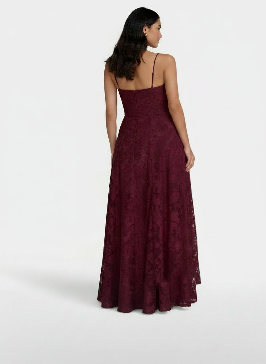 Back pose of the model wearing Vestido Mujer Ajustado Sin Espalda con Lazos