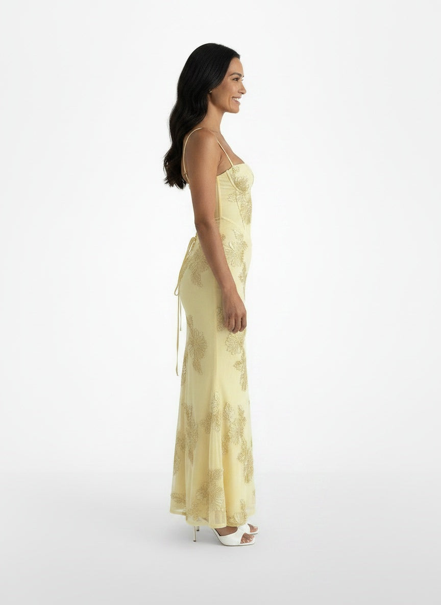 Side profile of the model wearing Vestido Maxi Bodycon Flores