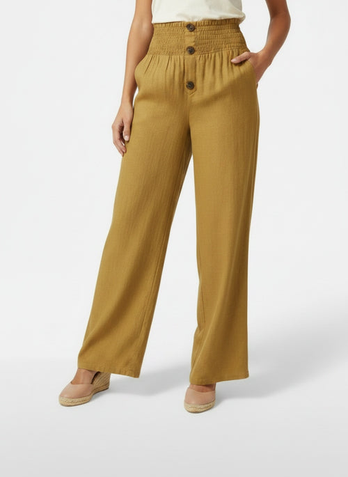 Close-up of the model's lower body wearing Pantalón Lino Algodón Cintura Alta