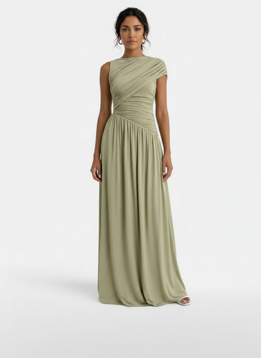 Full body view of the model wearing Vestido Invitada Boda Verde