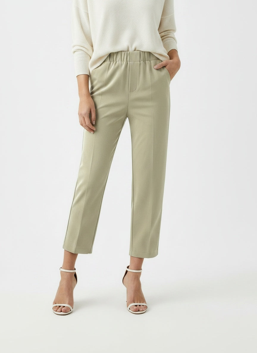 Close-up of the model's lower body wearing Pantalón Largo Tobillero para Mujer