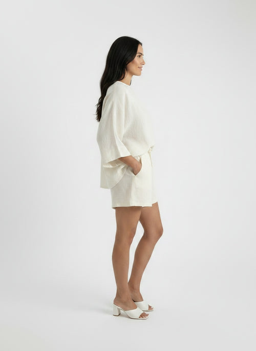 Side profile of the model wearing Shorts Mujer Lino Verano
